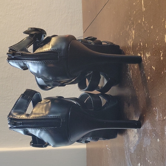 Delicious brand, 9.5 size, black, strapy high heel shoe - Picture 4 of 5